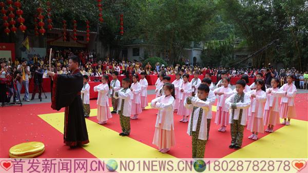 3孔圣堂少儿儒学班学童于现场背诵经典.jpg 3孔圣堂少儿儒学班学童于现场背诵经典.jpg